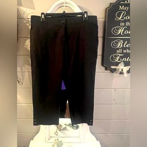 NWOT Roz & Ali Sleeveless Blouse. SzL Black Capri Pants